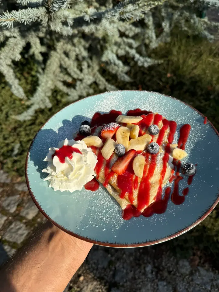 Palačinka s ovocem, šlehačkou a jahodovou omáčkou