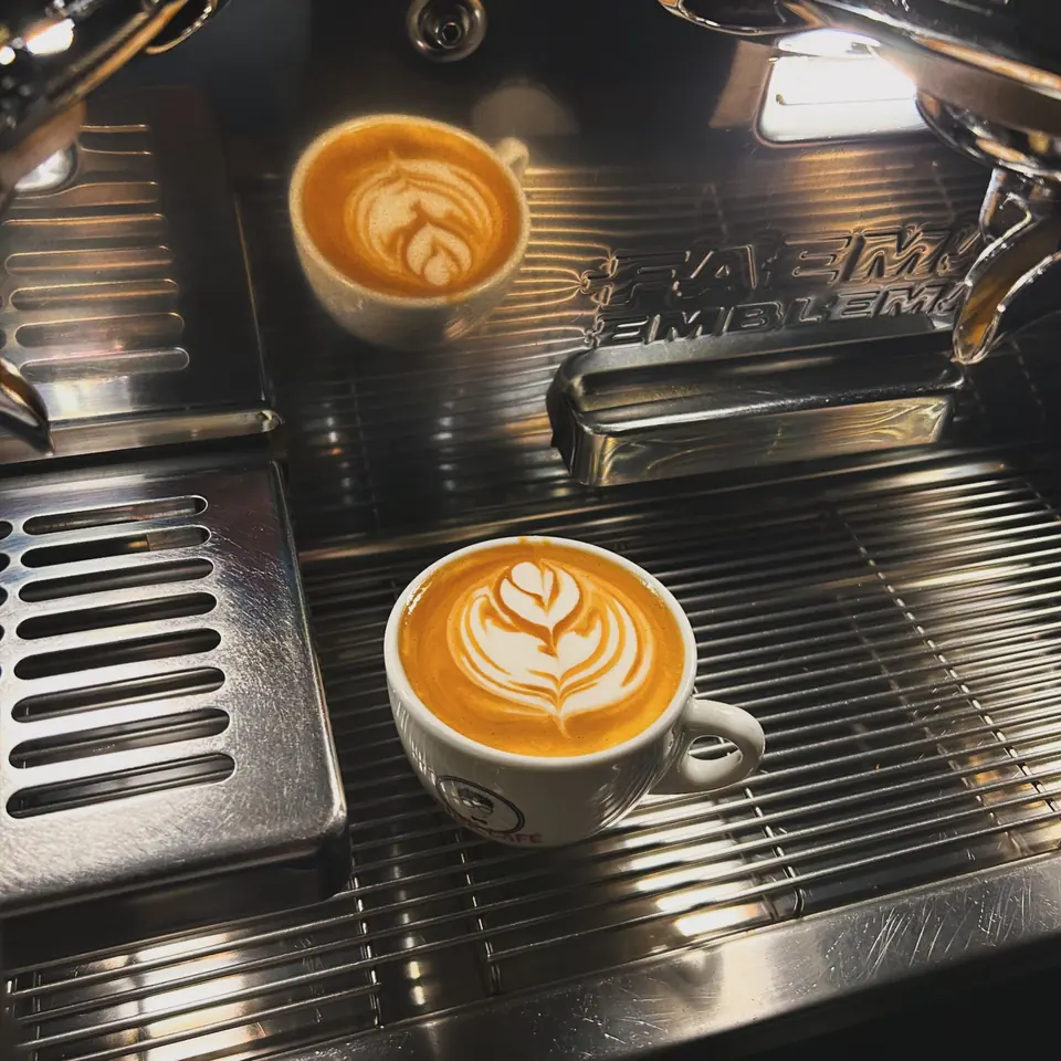 Espresso a cappuccino na kávovaru
