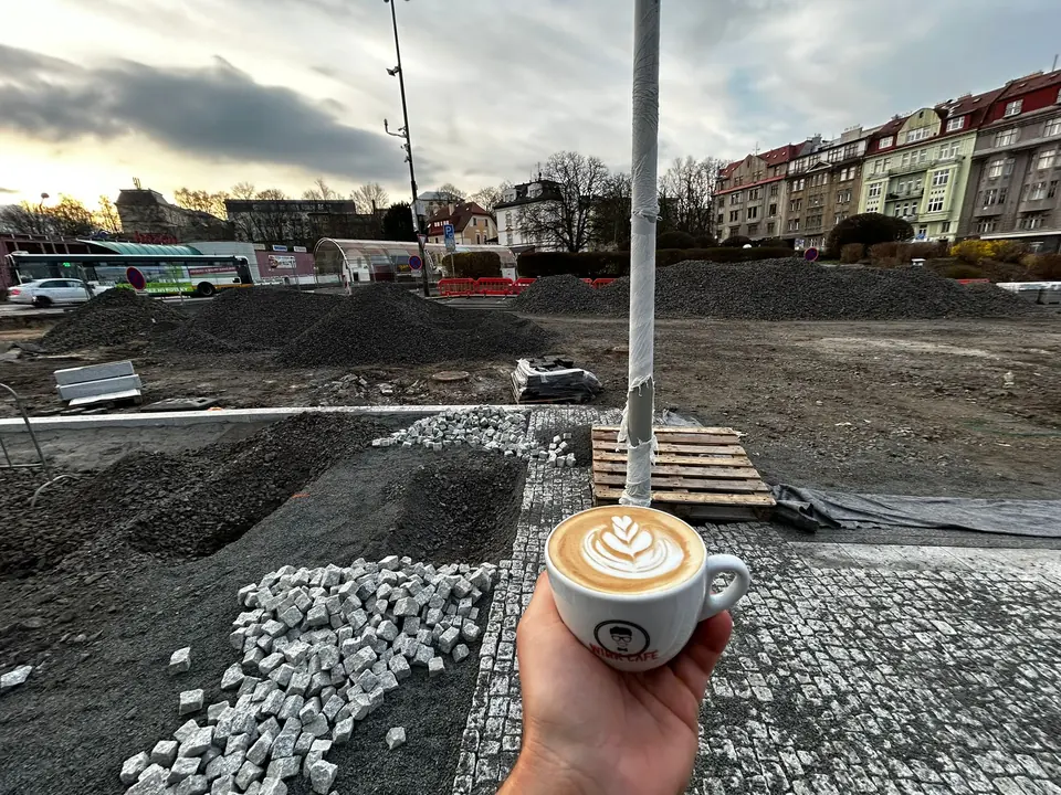 Káva s výhledem na Tržní náměstí v Liberci