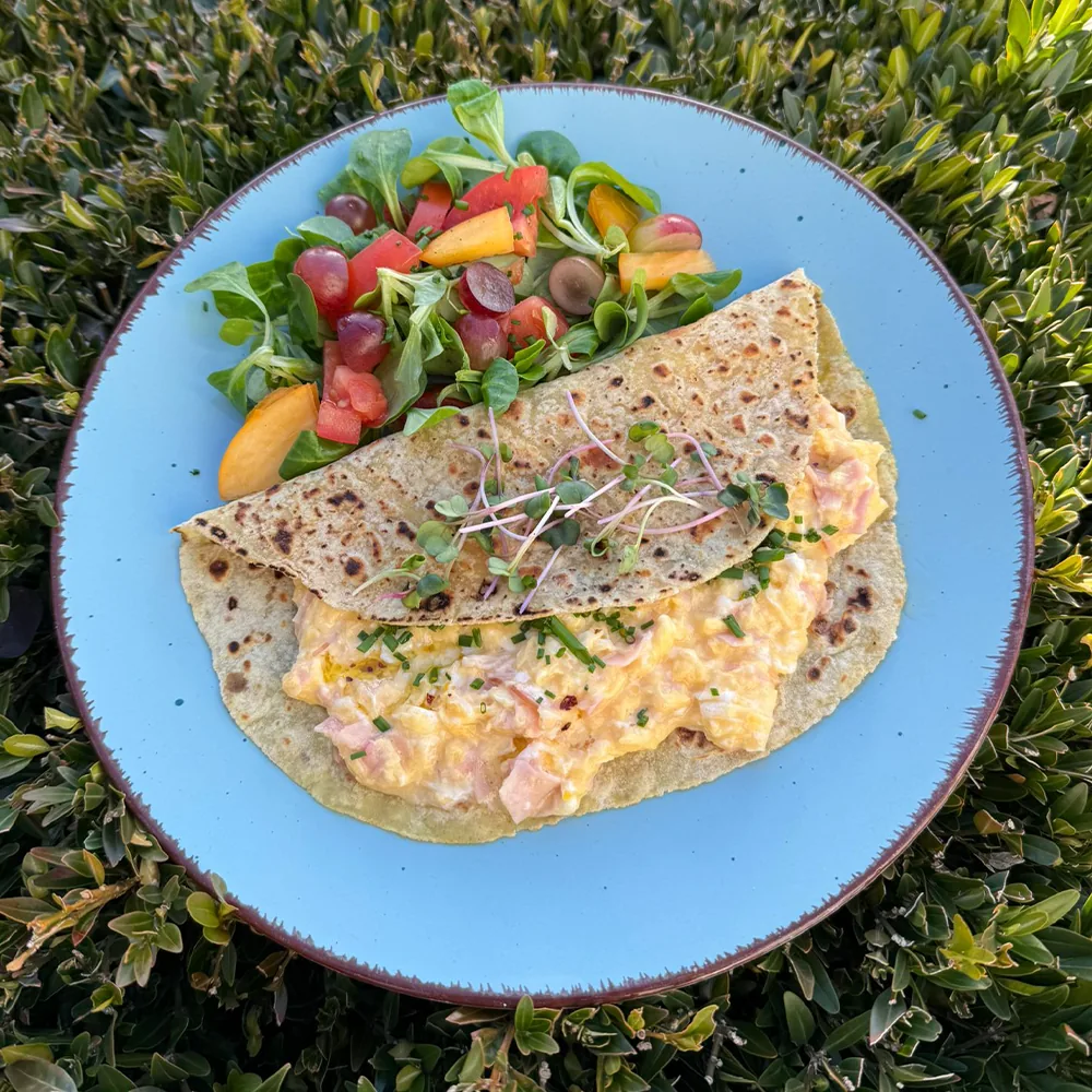 Omeleta s pražskou šunkou, parmezánem a salátem